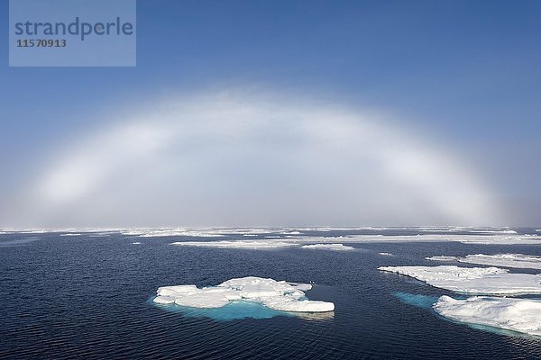 Weißer Regenbogen über Packeis  Arktischer Ozean  Spitzbergen  Svalbard-Archipel  Norwegen  Europa