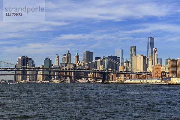 Manhattan Bridge  Skyline mit One World Trade Center  East River  Manhattan  New York City  New York  USA  Nordamerika