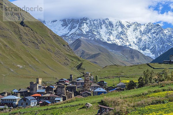 Traditionelle mittelalterliche Turmhäuser in Swanetien  Dorf Ushguli  dahinter das Shkhara-Gebirge  Region Swanetien  Kaukasus  Georgien  Asien