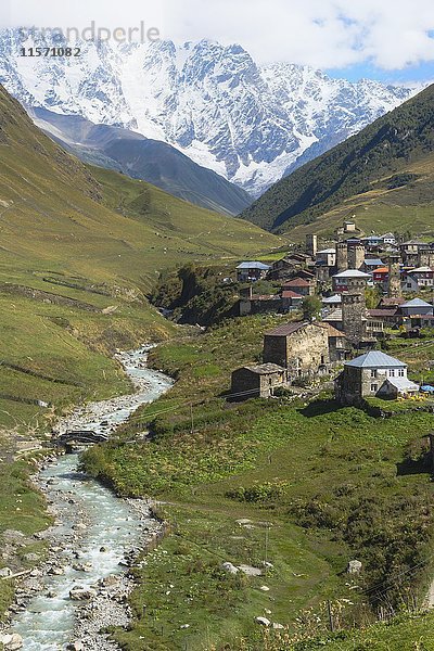 Traditionelle mittelalterliche Turmhäuser in Swanetien  Dorf Ushguli  dahinter das Shkhara-Gebirge  Region Swanetien  Kaukasus  Georgien  Asien