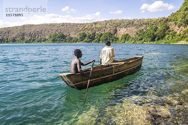 Afrikaner im Kanu  Chala-See  Grenze Kenia und Tansania