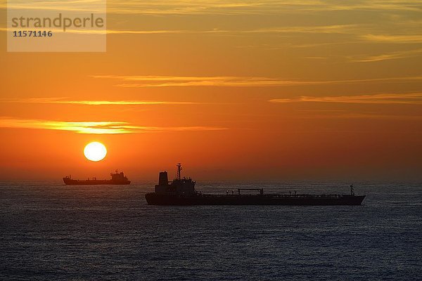 Auf Reede liegende Frachtschiffe bei Sonnenaufgang  Rio de Janeiro  Brasilien  Südamerika