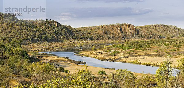 Der Fluss Limpopo fließt durch eine bergige Landschaft  Krüger-Nationalpark  Südafrika  Afrika