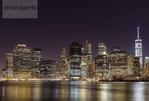 Wolkenkratzer  Skyline bei Nacht  Manhattan  New York City  New York  USA  Nordamerika