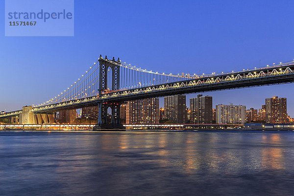 Beleuchtete Manhattan Bridge in der Abenddämmerung  East River  Manhattan  New York City  New York  USA  Nordamerika