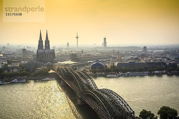 Stadtbild mit Hohenzollernbrücke und Dom  Köln  Deutschland  Europa