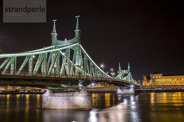 Älteste Brücke bei Nacht  Kettenbrücke zwischen Buda und Pest  Budapest  Ungarn  Europa