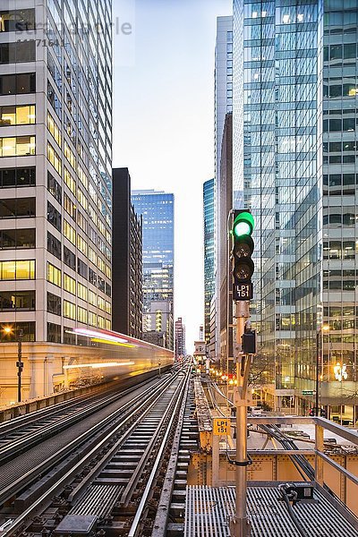 Zug kommt zwischen Wolkenkratzern an  Chicago  Illinois  USA  Nordamerika