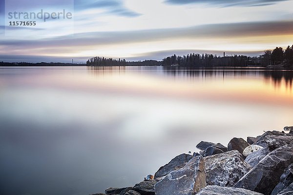 Seeufer bei Sonnenaufgang  Finnland  Europa