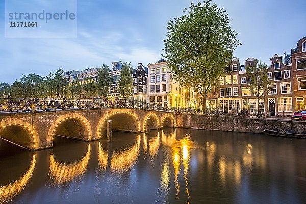 Historische Häuser am Kanal in der Dämmerung  Amsterdam  Niederlande
