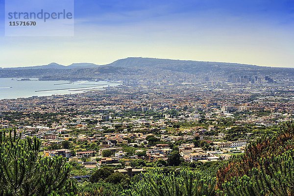 Stadtbild vom Vulkan Vesuv aus gesehen  Neapel  Kampanien  Italien  Europa