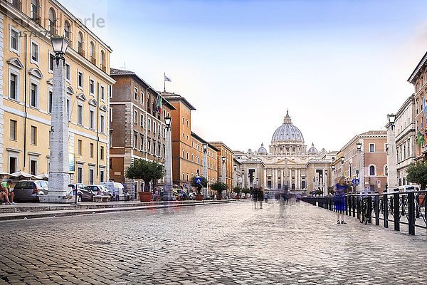 Petersdom und Petersplatz in der Vatikanstadt  Rom  Italien  Europa