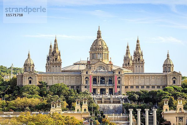 Nationalpalast mit Kaskaden  Barcelona  Katalonien  Spanien  Europa