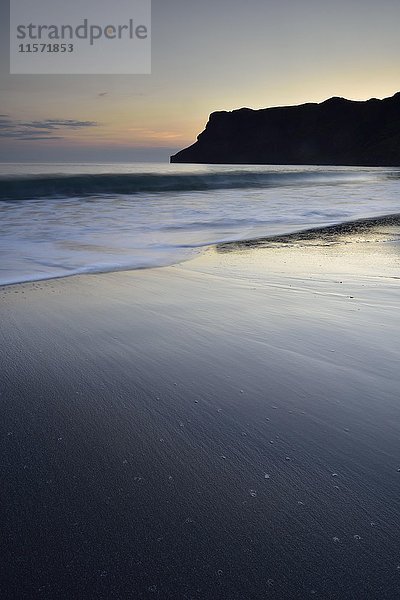 Meer und Strand in Talisker Bay  Klippen und Felsen  Isle of Skye  Schottland  Vereinigtes Königreich  Europa