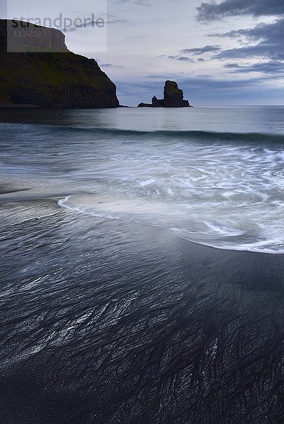 Meer und Strand in Talisker Bay  Klippen und Felsen  Isle of Skye  Schottland  Vereinigtes Königreich  Europa