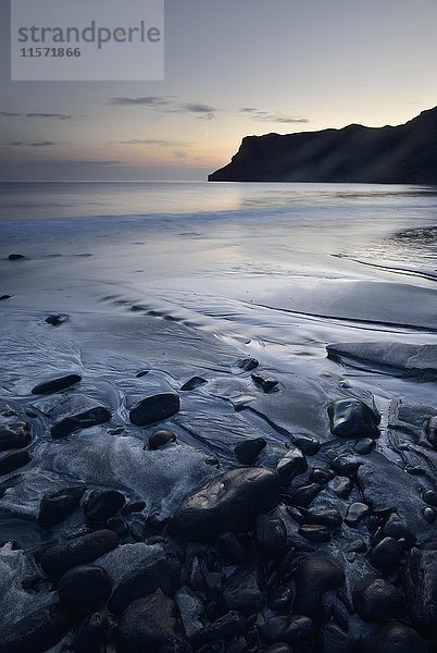 Steine im Sand am Strand von Talisker Bay  Isle of Skye  Schottland  Vereinigtes Königreich  Europa