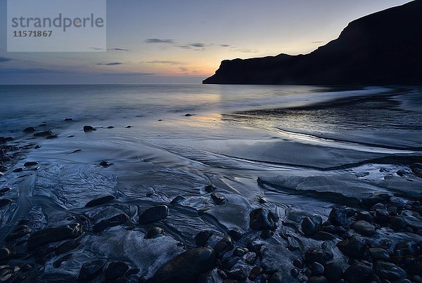 Steine im Sand am Strand von Talisker Bay  Cliff  Isle of Skye  Schottland  Vereinigtes Königreich  Europa