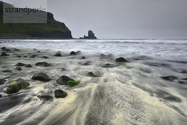 Steine im Sand am Strand von Talisker Bay  Klippen und Felsen  Isle of Skye  Schottland  Vereinigtes Königreich  Europa