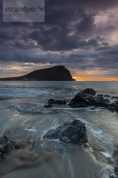 Playa de la tejita  La Tejita Strand  Sonnenaufgang  bewölkter Himmel  Kanarische Inseln  Teneriffa  Spanien  Europa