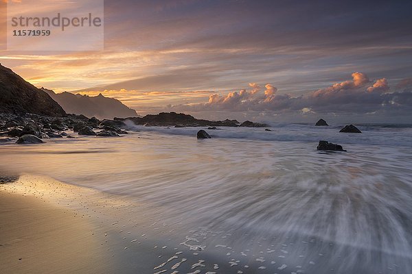 Strand Playa de Benijo  Felsen Roques de Anaga  Sonnenuntergang  Kanarische Insel  Teneriffa  Spanien  Europa