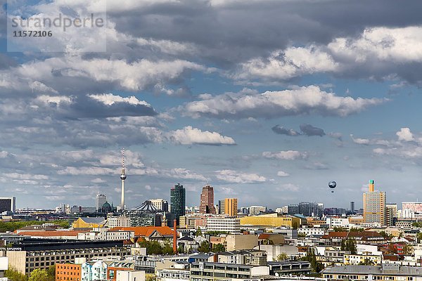Blick von der Stadt West nach Osten bis zum Potsdamer Platz  Dom und Alexanderplatz Fernsehturm  Berlin  Deutschland  Europa