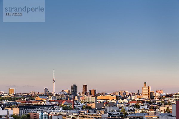 Blick von der Stadt West nach Osten bis zum Potsdamer Platz  Dom und Alexanderplatz Fernsehturm  Berlin  Deutschland  Europa