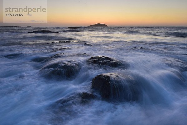 Wellen umspülen Felsen im Meer  Küste in Dunbar  Schottland
