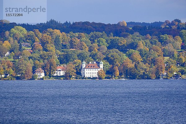 Starnberger See mit Schloss Ammerland oder Schloss Pocci bei Münsing  Blick auf Tutzing  Fünfseenland  Oberbayern  Bayern  Deutschland  Europa