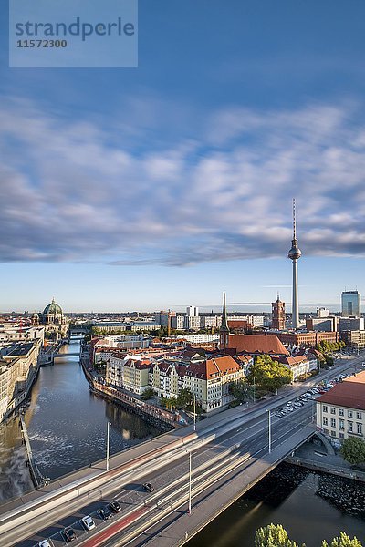 Blick auf Kathedrale  Spree  Nikolaiviertel und Alexanderplatz  Berlin-Mitte  Berlin  Deutschland  Europa