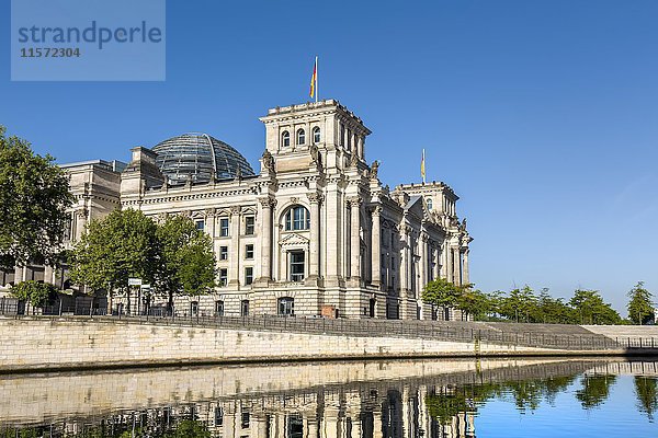 Reichstag an der Spree  Regierungsviertel  Berlin-Mitte  Berlin  Deutschland  Europa