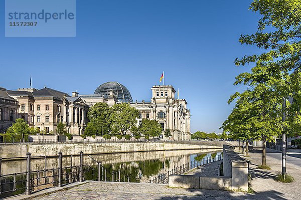 Reichstag an der Spree  Regierungsviertel  Berlin-Mitte  Berlin  Deutschland  Europa