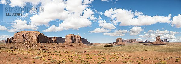 Scenic Drive  Tafelberge  Monument Valley  Monument Valley Navajo Tribal Park  Navajo Nation  Arizona  Utah  USA  Nordamerika