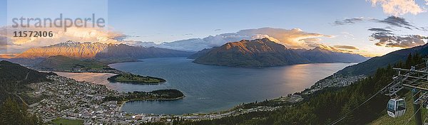 Blick auf den Lake Wakatipu und Queenstown bei Sonnenuntergang  Ben Lomond Scenic Reserve  Bergkette The Remarkables  Otago  Southland  Neuseeland  Ozeanien