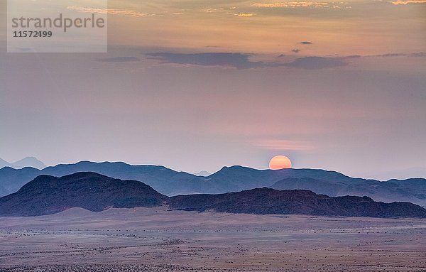 Sonnenuntergang über den Naukluft-Bergen  Namib-Naukluft-Nationalpark  Namibia  Afrika