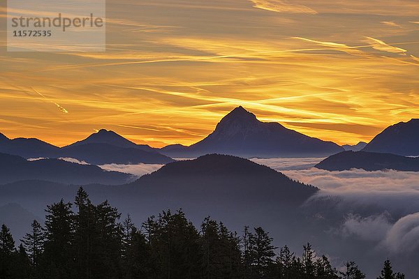 Sonnenaufgang  Blick vom Hirschhörnlkopf nach Südosten  im Hintergrund der Guffert in Tirol  Jachenau  Isarwinkel  Oberbayern  Bayern  Deutschland  Europa