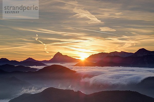 Sonnenaufgang  Blick vom Hirschhörnlkopf nach Südosten  im Hintergrund der Guffert in Tirol  Jachenau  Isarwinkel  Oberbayern  Bayern  Deutschland  Europa