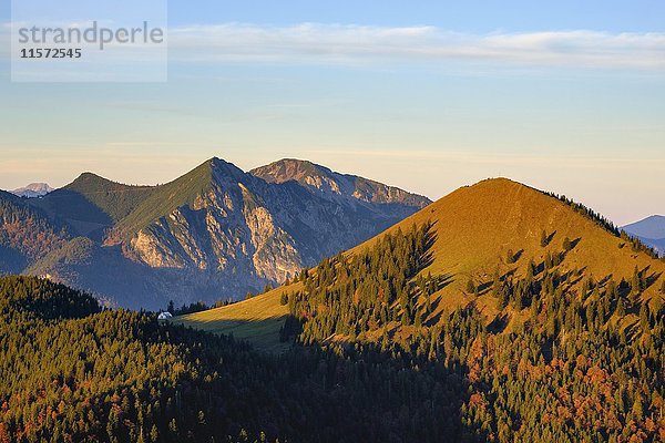 Herzogstand  Heimgarten und Jochberg mit Jocher Alm  Blick vom Hirschhörnlkopf  Jachenau  Isarwinkel  Oberbayern  Bayern  Deutschland  Europa