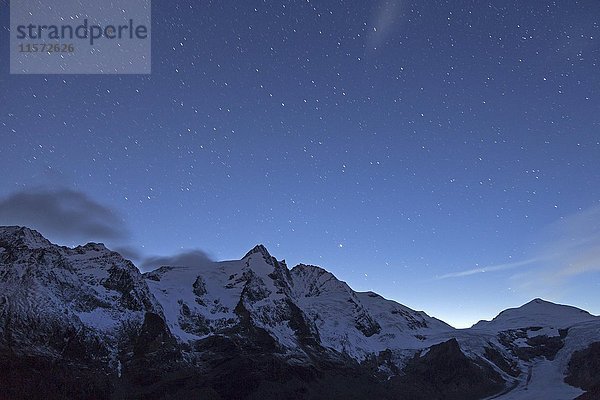 Großglockner bei Nacht  Sternenhimmel  Blick von der Franz-Josefs-Höhe  Glocknergruppe  Kärnten  Österreich  Europa