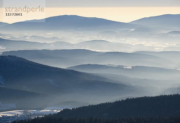 Nebel im Tal  Blick vom Großen Arber im Schnee  Naturpark Bayerischer Wald  Niederbayern  Bayern  Deutschland  Europa
