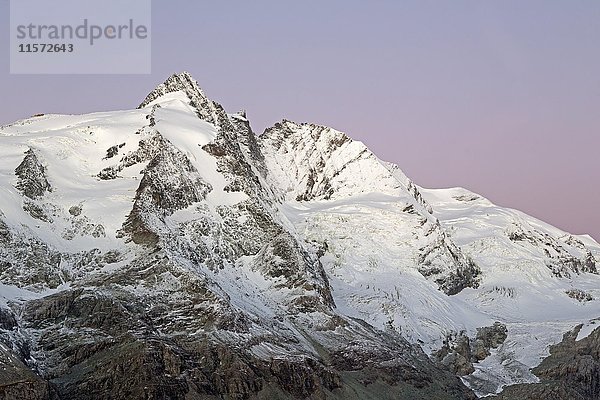 Großglockner-Gipfel im Morgenlicht  Nationalpark Hohe Tauern  Kärnten  Österreich  Europa