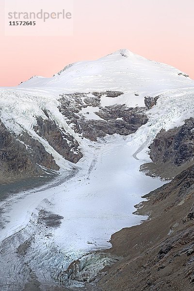 Pasterzegletscher bei Sonnenaufgang  Nationalpark Hohe Tauern  Kärnten  Österreich  Europa