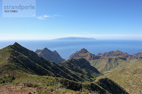 Teno-Gebirge mit Masca-Schlucht  Blick auf Cruz de Gala  Teno Rural Park  im Hintergrund La Gomera  Teneriffa  Kanarische Inseln  Spanien  Europa