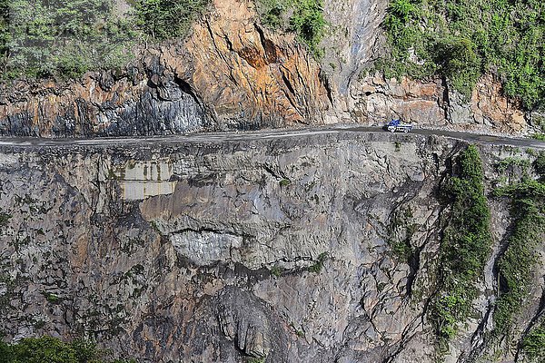 Schmale Straße im Felsen mit Lastwagen  Todesstraße  Camino de la Muerte  Yungas-Straße zwischen La Paz und Coroico  Bolivien  Südamerika