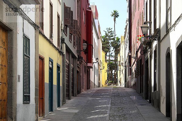 Kleine Straße  farbige Häuser im historischen Zentrum  Las Palmas  Gran Canaria  Kanarische Inseln  Spanien  Europa
