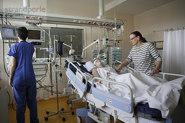 Kind im Krankenhausbett mit Mutter auf der Intensivstation  Kinderkrankenhaus Altona  Hamburg  Deutschland  Europa