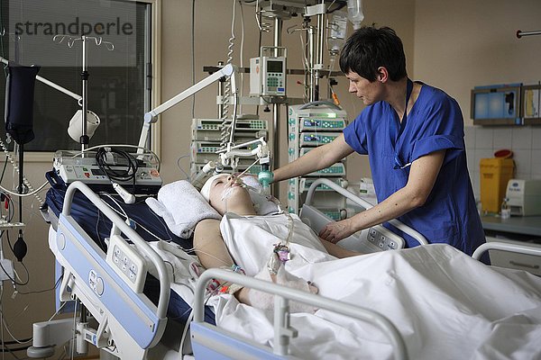 Kind im Krankenhausbett wird von einer Intensivpflegerin betreut  Intensivstation  Kinderkrankenhaus Altona  Hamburg  Deutschland  Europa