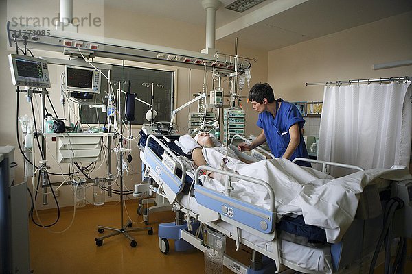 Kind im Krankenhausbett wird von Intensivpflegerin betreut  Intensivstation  Kinderkrankenhaus Altona  Hamburg  Deutschland  Europa