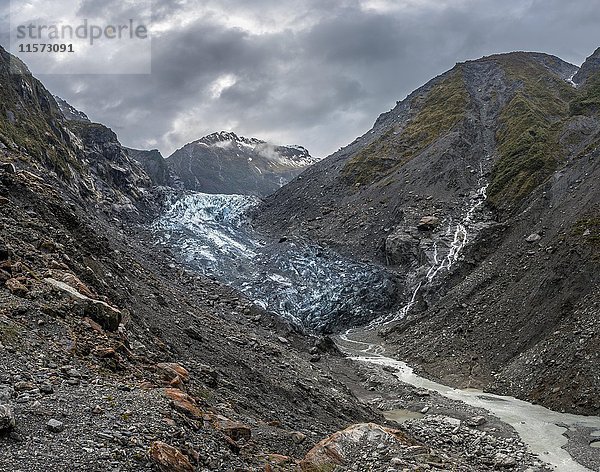 Gletscherzunge mit Gletscherfluss  Franz Josef Glacier  Westküste  Südland  Neuseeland  Ozeanien
