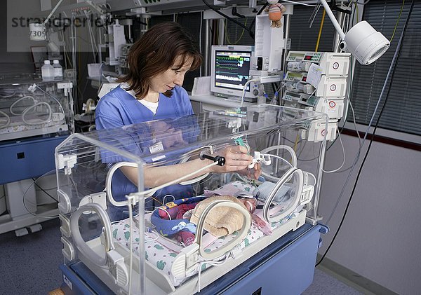 Krankenschwester am Inkubator mit Neugeborenem  Neugeborenenstation  Altonaer Kinderkrankenhaus  Hamburg  Deutschland  Europa