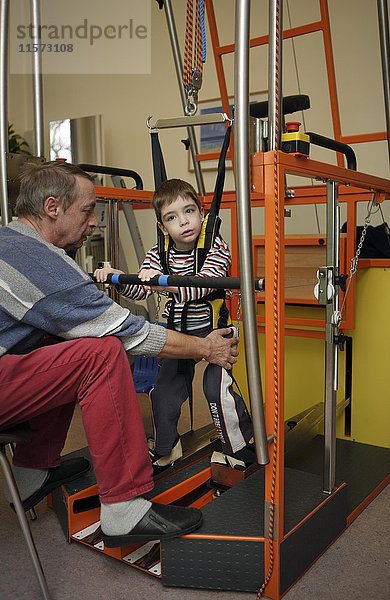 Behindertes Kind  Rehabilitation im Gangtrainer als Teil der Physiotherapie  Deutschland  Europa